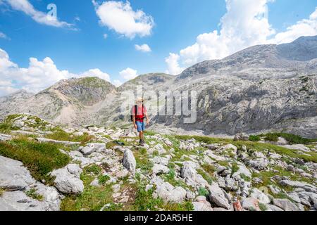 Wanderer in einer Landschaft aus verwaschenen Karstfelsen, Funtenseetauern, Steinernes Meer, Nationalpark Berchtesgaden, Berchtesgadener Land, Oberbayern Stockfoto