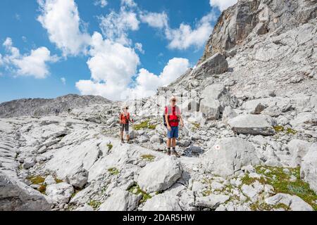 Zwei Wanderer in einer Landschaft aus verwaschenen Karstfelsen, Funtenseetauern, Steinernes Meer, Nationalpark Berchtesgaden, Berchtesgadener Land, Obere Stockfoto