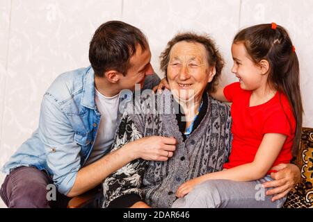 Oma umarmt Enkelkinder, sie grimacing aus nächster Nähe Stockfoto