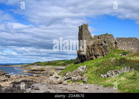 Die Ruinen von Dunure Castle am Firth of Clyde, Girvan, South Ayrshire, Schottland, Vereinigtes Königreich Stockfoto