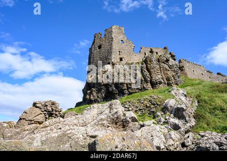 Die Ruinen von Dunure Castle am Firth of Clyde, Girvan, South Ayrshire, Schottland, Vereinigtes Königreich Stockfoto