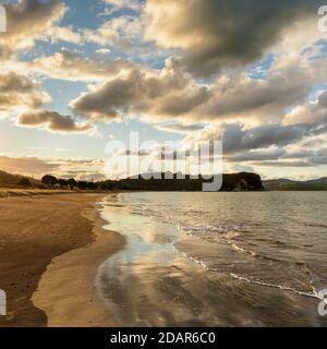 Cooks Beach bei Sonnenuntergang, Ozeanien, Coromandel Peninsula, Waitako, Nordinsel, Neuseeland Stockfoto