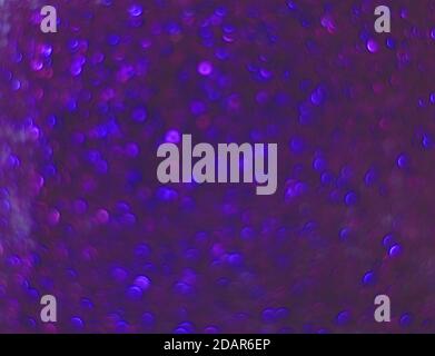 Dunkelblaue und violette Bokeh-Lichter, verschwommener abstrakter Hintergrund Stockfoto