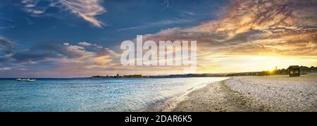 Sandstrand und Korallenriff Abu-Dabbab bei Sonnenuntergang, Hilton Nubian Resort, Al Qusair, Marsa Alam, Ägypten Stockfoto