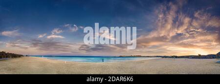 Sandstrand und Korallenriff Abu-Dabbab bei Sonnenuntergang, Hilton Nubian Resort, Al Qusair, Marsa Alam, Ägypten Stockfoto