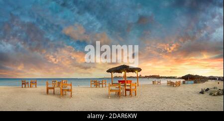 Sandstrand mit Bar am Korallenriff Abu-Dabbab bei Sonnenuntergang, Hilton Nubian Resort, Al Qusair, Marsa Alam, Ägypten Stockfoto