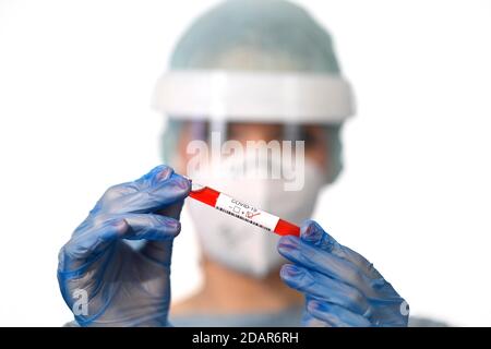 Positives Testergebnis, medizinisches Personal mit RT-PCR, Echtzeit-Reverse-Transkriptase-Polymerase-Kettenreaktion, Corona-Test, Corona-Krise Stockfoto