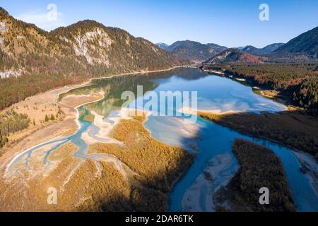 Luftbild, natürliches Flussbett der oberen Isar vor dem Sylvenstein-Stausee, Wildflusslandschaft Isartal, Bayern, Deutschland Stockfoto