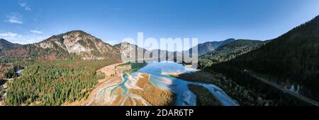 Luftbild, natürliches Flussbett der oberen Isar vor dem Sylvenstein-Stausee, Wildflusslandschaft Isartal, Bayern, Deutschland Stockfoto