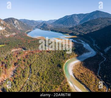 Luftbild, natürliches Flussbett der oberen Isar vor dem Sylvenstein-Stausee, Wildflusslandschaft Isartal, Bayern, Deutschland Stockfoto