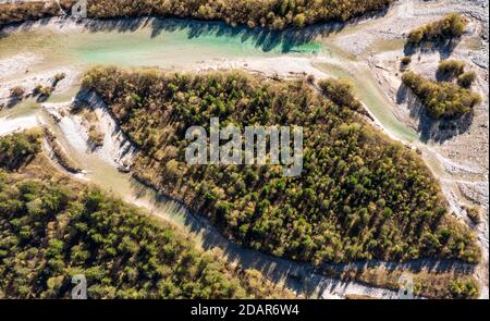 Luftbild, natürliches Flussbett der oberen Isar vor dem Sylvenstein-Stausee, Wildflusslandschaft Isartal, Bayern, Deutschland Stockfoto