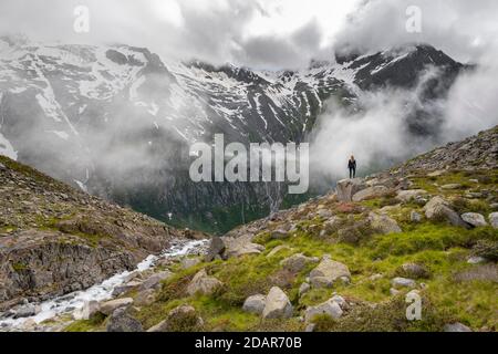 Berglandschaft im Nebel, Wanderer bei Furtschaglhaus, Berliner Höhenweg, Zillertaler Alpen, Zillertal, Tirol, Österreich Stockfoto