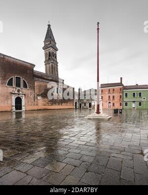 Schiefer Kirchturm Parrocchia di San Martino Vescovo, Burano, Italien Stockfoto