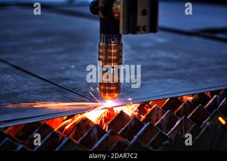 Nahaufnahme einer Laserschneidemaschine, die Stahl in einem schneidet Werkstatt Stockfoto