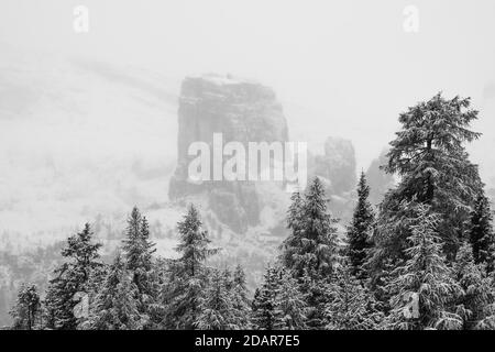 Fünf Türme, Cinque Torri, im Winter, wenn Schnee fällt, Dolomiten, Alpen, Provinz Belluno, Region Venetien, Venetien, Italien Stockfoto