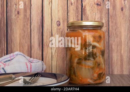 Kimchi-Kohl-Glas, typisch würzige koreanische Küche in einem rustikalen Rahmen bereit, auf einem Teller zu dienen. Stockfoto