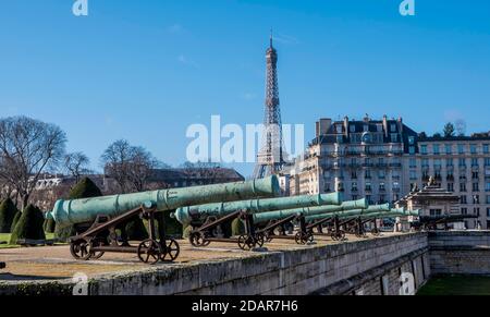 Kanonen vor dem Museum für Zeitgeschichte und dem Eiffelturm, Paris, Frankreich Stockfoto