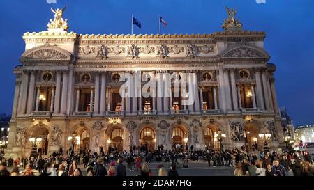 Nachtaufnahme des Opernhauses Palais Garnier, Paris, Frankreich Stockfoto