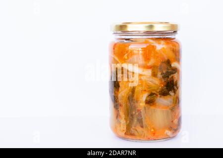 Krug Kimchi, typisch koreanisches Essen mit koreanischem Kohl, Gurken und Gewürzen auf schwarzem, weißem Hintergrund. Stockfoto