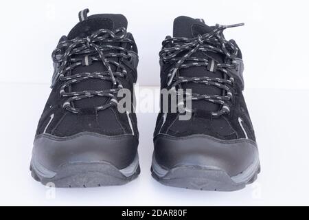 Wander- oder Outdoorschuhe schwarz mit grauen Highlights auf weiß Hintergrund Stockfoto