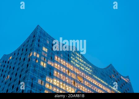 Elbe Philharmonic Hall zur Blauen Stunde, Hamburg, Deutschland Stockfoto