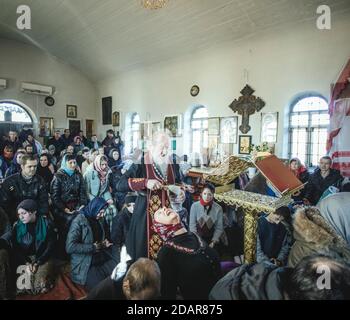 Pater Sergei während eines Exorzismus in seiner Kirche in Ochamchira. Er ist weithin als Exorzist bekannt und empfängt Menschen, die Hilfe von überall suchen Stockfoto