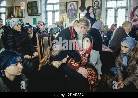 K, Ochamchira, Abchasien, GeorgiaKirche von Pater Sergei während eines Exorzismus. Er ist weithin als Exorzist bekannt und empfängt Menschen, die Hilfe von suchen Stockfoto