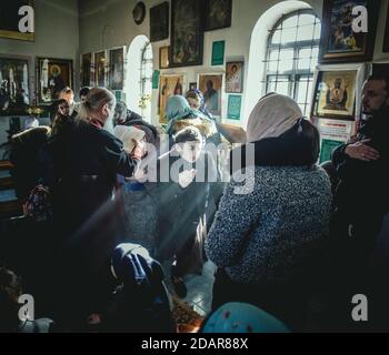 Pater Sergei während eines Exorzismus in seiner Kirche in Ochamchira. Er ist weithin als Exorzist bekannt und empfängt Menschen, die Hilfe von überall suchen Stockfoto