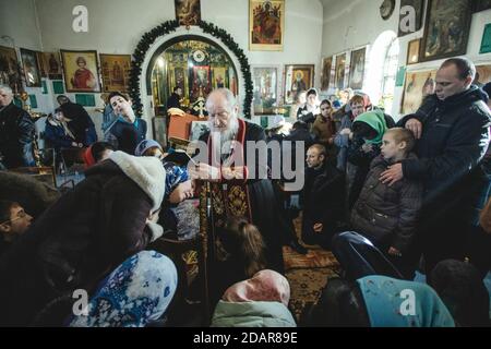 Pater Sergei während eines Exorzismus in seiner Kirche in Ochamchira. Er ist weithin als Exorzist bekannt und empfängt Menschen, die Hilfe von überall suchen Stockfoto