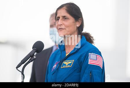 NASA-Backup-Astronaut Suni Williams spricht am 13. November 2020 im Kennedy Space Center in Cape Canaveral, Florida, mit Medienvertretern. Stockfoto