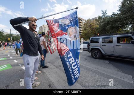 Austin, TX USA 14. November 2020: Mehrere hundert Anhänger von Präs. Donald Trump versammeln sich in der Nähe des Texas Capitol und sagen, dass der Präsident Joe Biden nicht zugeben sollte, bis Fälle von Wahlbetrug untersucht und alle Stimmen gezählt sind. Bisher sind fast zwei Wochen nach der Wahl keine weit verbreiteten Fälle illegaler Wahlen aufgetreten. Kredit: Bob Daemmrich/Alamy Live Nachrichten Stockfoto