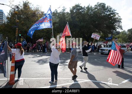 Austin, TX USA 14. November 2020: Mehrere hundert Anhänger von Präs. Donald Trump versammeln sich in der Nähe des Texas Capitol und sagen, dass der Präsident Joe Biden nicht zugeben sollte, bis Fälle von Wahlbetrug untersucht und alle Stimmen gezählt sind. Bisher sind fast zwei Wochen nach der Wahl keine weit verbreiteten Fälle illegaler Wahlen aufgetreten. Kredit: Bob Daemmrich/Alamy Live Nachrichten Stockfoto