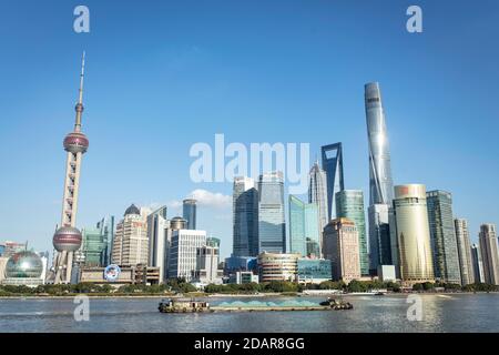 Pudong Gebiet, Special Economic Zone, Gemeinde Shanghai, am östlichen Ufer des Huang Po Flusses, Frachtschiffe, links der Oriental Pearl Tower aus Stockfoto