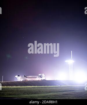 Die SpaceX Falcon 9 Rakete mit der Crew Dragon Resilience an Bord wird für den Launch Complex 39A im Kennedy Space Center am 9. November 2020 in Cape Canaveral, Florida ausgerollt. Die NASA SpaceX Crew-1 Mission ist die erste Crew-Rotation-Mission der Raumsonde SpaceX Crew Dragon zur Internationalen Raumstation. Stockfoto