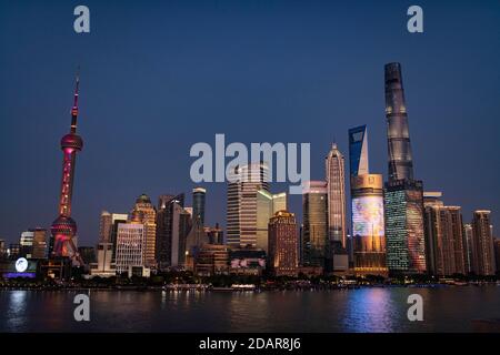 Pudong Gebiet, Sonderwirtschaftszone, Gemeinde Shanghai, am östlichen Ufer des Huang Po Flusses, in der Nacht sind die Gebäude beleuchtet, links die Stockfoto