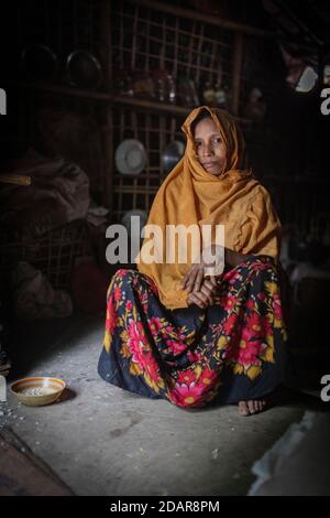 Rohingya-Frau in ihrer Hütte im Lager Kutupalong, Cox Bazaar, Bangladesch Stockfoto