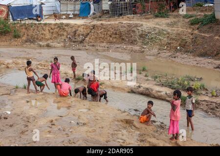 Spielende Kinder, Lager für Rohingya-Flüchtlinge aus Myanmar, Kutupalong, Cox Bazar, Bangladesch Stockfoto