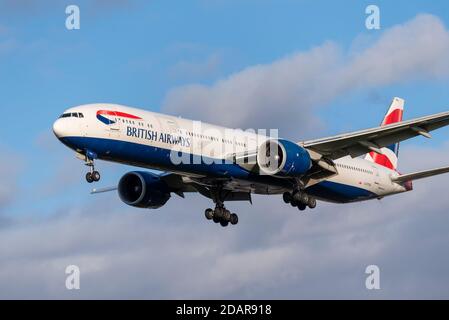 British Airways Boeing 777 Jet-Linienflugzeug G-STBG auf dem Anflug auf den Flughafen London Heathrow, Großbritannien, während COVID 19 Lockdown. Doppelgehäuse Stockfoto