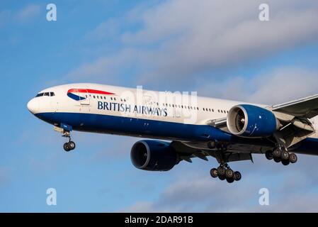 British Airways Boeing 777 Jet-Linienflugzeug G-STBG auf dem Anflug auf den Flughafen London Heathrow, Großbritannien, während COVID 19 Lockdown. Doppelgehäuse Stockfoto