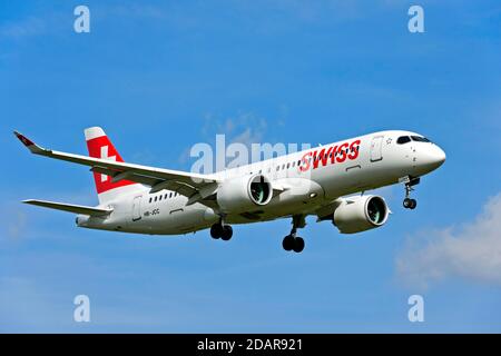 Swiss International Air Lines' Bombardier CSeries CS300-Flugzeuge auf dem Weg zum Flughafen Genf, Schweiz Stockfoto