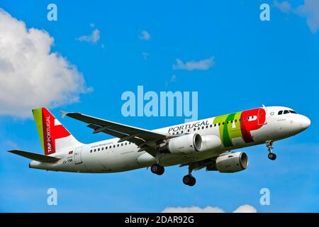 Airbus A320-214 der Fluggesellschaft TAP Air Portugal auf dem Weg zum Flughafen Genf, Schweiz Stockfoto