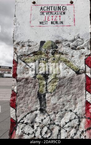 DDR-Grenzposten springt über Stacheldraht nach Westen, Graffito auf einem Fragment der Berliner Mauer, Weimar, Thüringen, Deutschland Stockfoto