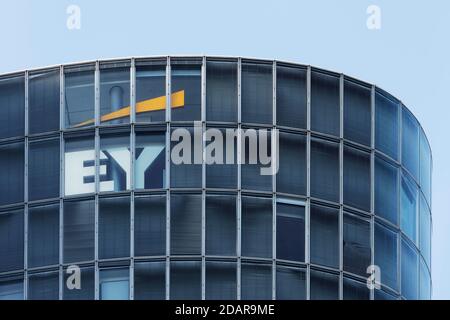 EY, Ernst &amp; Young Wirtschaftsprüfungsgesellschaft, Logo auf Büroturm GAP 15, deutsche Zentrale, Düsseldorf, Nordrhein-Westfalen Stockfoto