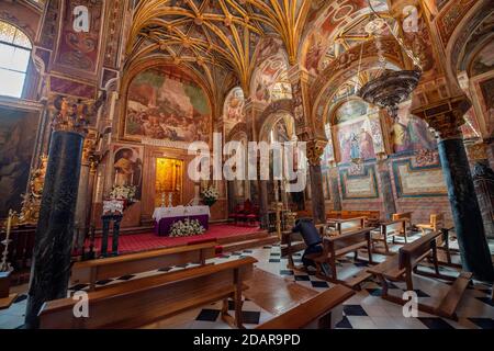 Tabernakel an dekorierter Decke, Deckengemälde mit Engeln in der Seitenkapelle, Capilla del Sagrario, Mezquita-Catedral de Cordoba oder Kathedrale Stockfoto