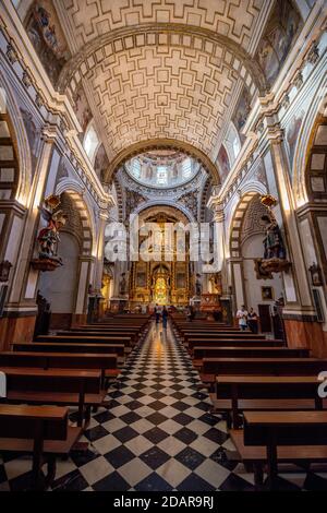 Kirchenschiff mit Chor, Decke mit Gold und Ornamenten verziert, Parroquia de Santos Justo y Pastor, Granada, Andalusien, Spanien Stockfoto