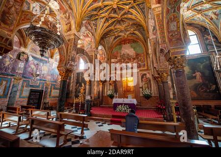 Tabernakel an dekorierter Decke, Deckengemälde mit Engeln in der Seitenkapelle, Capilla del Sagrario, Mezquita-Catedral de Cordoba oder Kathedrale Stockfoto