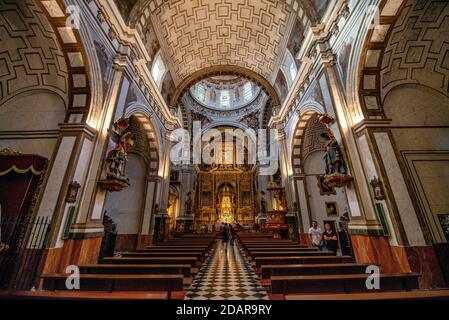 Kirchenschiff mit Chor, Decke mit Gold und Ornamenten verziert, Parroquia de Santos Justo y Pastor, Granada, Andalusien, Spanien Stockfoto