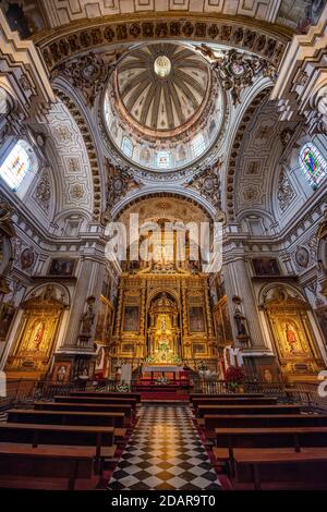 Kirche, Innenraum mit Heiligtum, mit Gold verzierten Decke, Parroquia de Santos Justo y Pastor, Granada, Andalusien, Spanien Stockfoto