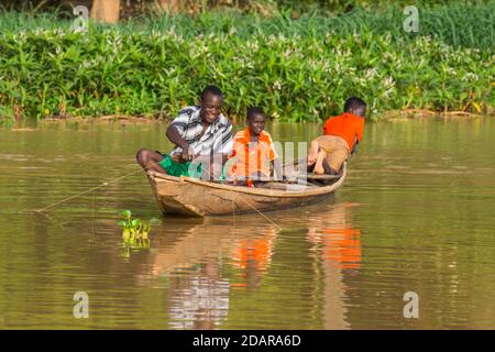 Fischer in ihrem Kanu, Niger Fluss, Niamey, Niger Stockfoto