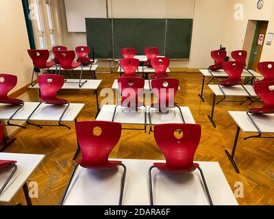 Leeres Klassenzimmer, sitzend, Einzeltische ohne Distanzregel, Corona-Krise, Deutschland Stockfoto